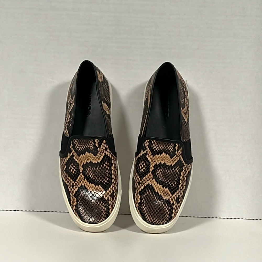 Vince leather Slip on Sneakers. Sz 6